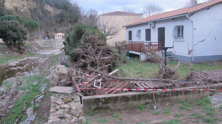 Une maison ravag&eacute;e par les inondations du 17 septembre 2014, au bord du Bitoulet, &agrave; Lamalou-les-Bains (H&eacute;rault), photographi&eacute;e le 25 f&eacute;vrier 2015. (CHRISTOPHE RAUZY / FRANCETV INFO)