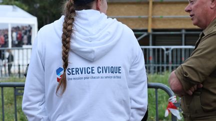 Une personne du service civique lors de la répétition du défilé du 14 Juillet de l'Armée, avenue Foch à Paris, le 10 juillet 2024. (Illustration) (JEAN-FRANCOIS FREY / MAXPPP)