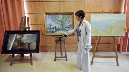 Trois tableaux de Bruegel, Sisley et Monet retrouv&eacute;s en juin 2008 &agrave; Marseille (Bouches-du-Rh&ocirc;ne), apr&egrave;s leur vol en 2007 au Mus&eacute;e des Beaux arts de Nice.&nbsp; (ANNE-CHRISTINE POUJOULAT / AFP)