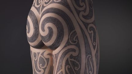 En Nouvelle-Zélande, le tatouage maori, appelé moko, est en pleine renaissance. Traditionnellement, on portait des tatouages sur le visage. L'artiste Mark Kopua a réalisé ce tatouage sur silicone pour l'exposition. Il sera au Quai Branly le vendredi 9 mai pour une rencontre sur les aspects thérapeutiques du tatouage maori.
 (Musée du Quai Branly, photo Thomas Duval)