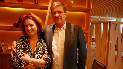 Hélène Ferrer et Eric Salvat&nbsp;dans le lobby de l'hôtel Novotel Warszawa Centrum&nbsp;:&nbsp;"Les jeunes&nbsp;ont moins d'engagement. Ils viennent à nos événements mais pas systématiquement et pas seulement" (Photo Emmanuel Langlois)