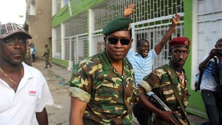 Le général Godefroid Niyombare, chef des putschistes devant les locaux de la radio RPA à Bujumbura, le 13 mai 2015. (Photo Reuters/Jean Pierre Aimé Harerimana)