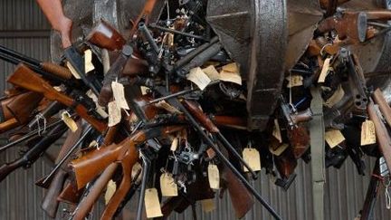 11.000 armes saisies ont été détruites en 2010 au Cap en Afrique du sud (AFP/Rodger Bosch)