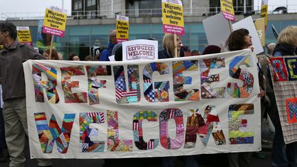 "Les réfugiés sont les bienvenus ici", "Arrêtez les noyades", pouvait-on lire sur les pancartes. (DANIEL LEAL-OLIVAS / AFP)