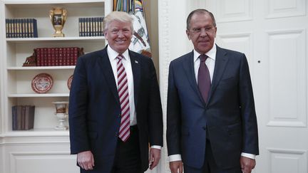 Donald Trump en compagnie du ministre russe des Affaires étrangères, Sergueï Lavrov, le 10 mai 2017 à la Maison Blanche, à Washington.&nbsp; (RUSSIAN FOREIGN MINISTRY / AFP)