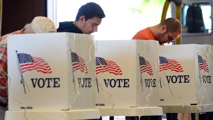 Des &eacute;lecteurs enregistrent leur vote &agrave; Alhambra, en Californie (Etats-Unis), le 6 novembre 2012. (FREDERIC J. BROWN / AFP)