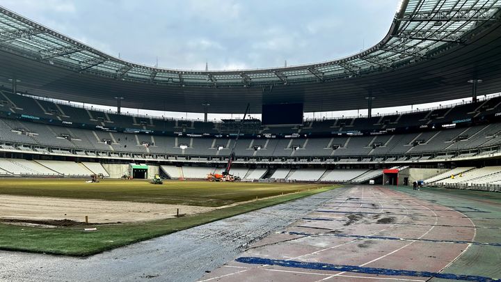 Dans le Stade de France, autour de la pelouse, il y a 14 000 m² de piste. (CLARA LECOCQ REALE / FRANCEINFO)