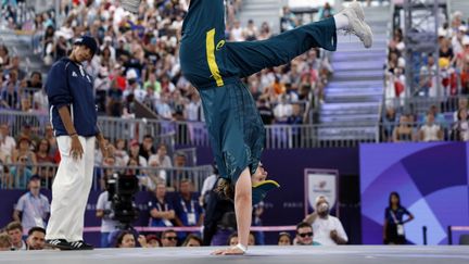 L'Australienne Rachel Gunn, connue sous le nom de Raygun, participe à une confrontation lors d'une épreuve breakdance féminin des Jeux Olympiques de Paris 2024, à La Concorde, à Paris, le 9 août 2024. (ODD ANDERSEN / AFP)