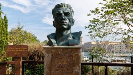 Le buste de Missak Manouchian dans le jardin qui porte son nom, au-dessus du Vieux-Port à Marseille (GILLES BADER / MAXPPP)