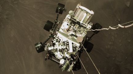 Le robot Perseverance juste avant qu'il touche la planète Mars, le 18 juillet 2021. (- / NASA/JPL-CALTECH /AFP)