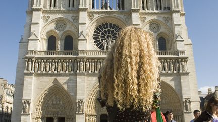 Une femme observe la cath&eacute;drale Notre-Dame, &agrave; Paris, le 6 mars 2010. (DANIEL THIERRY / PHOTONONSTOP / AFP)