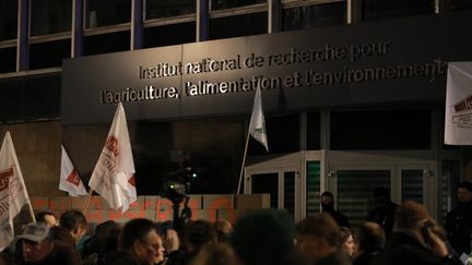 Des agriculteurs ont manifesté devant le siège de l'Inrae dans le 7e arrondissement de Paris, le 28 novembre 2024. (MOHAMAD SALAHELDIN ABDELG ALSAYE / ANADOLU / VIA AFP)