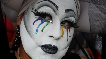 Une personne maquillée aux couleurs de l'arc-en-ciel lors de la Gay Pride à Hollywood, en Californie, le 12 juin 2016. (MARK RALSTON / AFP)