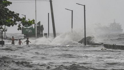 D'importantes précipitations dans la ville de Manille (Philippines) lors du passage de la tempête Yagi, le 2 septembre 2024. (JAM STA ROSA / AFP)