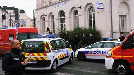 &nbsp; (Un homme a blessé à l'arme blanche trois policiers au commissariat de Joué-lès-Tours avant d'être abattu  © Maxppp)