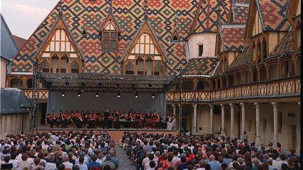 Concert du Festival international de musique baroque de Beaune, dans la cour de l'Hôtel Dieu de Beaune (Côte-d'Or), en 2004 (OLIVIER SOUVERBIE / PHOTOPQR / LE BIEN PUBLIC / MAXPPP)