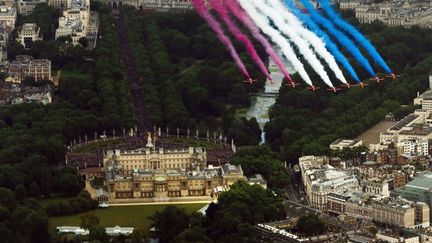 La patrouille acrobatique de la Royal Air Force survole Buckingham Palace &agrave; l'occasion de l'anniversaire de la reine Elizabeth II &agrave; Londres (Royaume-Uni), le 15 juin 2013. (CHRIS ISON / AP / SIPA)