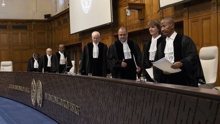 Les magistrats arrivent dans la salle d'audience de la Cour internationale de justice, le 24 mai 2024 à La Haye, aux Pays-Bas. (NICK GAMMON / AFP)