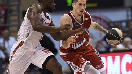 Jérémy Nzeulie (Châlon-sur-Saône) face à Paul Lacombe (Strasbourg). (PHILIPPE DESMAZES / AFP)