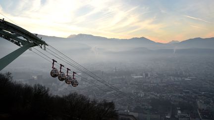 Vue de Grenoble, le 13 décembre 2016. (JEAN-PIERRE CLATOT / AFP)