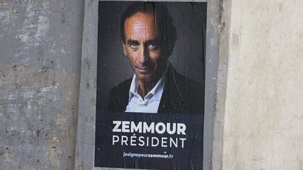 Une affiche "Zemmour président" collée à Paris. (ARNAUD JOURNOIS / MAXPPP)