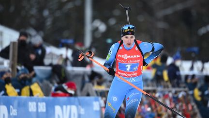 Dernière relayeuse française, Julia Simon a parachevé la victoire des Bleues à Ruhpolding, le 14 janvier 2022. (SVEN HOPPE / DPA / AFP)