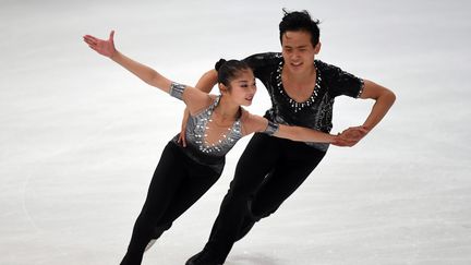 Ryom Tae-ok et Kim Ju-sik, qui représenteront la Corée du Nord&nbsp;en patinage artistique aux JO de Pyeongchang (Corée du Sud), ici lors d'une épreuve à Oberstdorf (Allemagne), le 28 septembre 2017. (CHRISTOF STACHE / AFP)