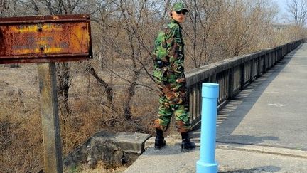 Un soldat sud-coréen en faction près de la ligne de démarcation, à Panmunjon, le 26 mars 2006 (AFP/JUNG YEON-JE)