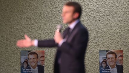 Emmanuel Macron le 24 février 2017 lors d'une réunion publique à Souillac (Lot). (ERIC CABANIS / AFP)