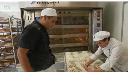 
Un boulanger voulait faire du pain sans gluten, et a réussi à en produire avec des grains de riz. Il fait maintenant face à une réelle demande et livre des palaces ainsi que des magasins spécialisés.
 (FRANCE 2)