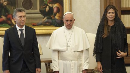 Le pape, peu souriant, avait reçu le président argentin et son épouse, à Rome, le 27 février 2016, mais&nbsp;il n'est jamais revenu sur sa terre natale. (GIORGIO ONORATI / POOL / AFP)