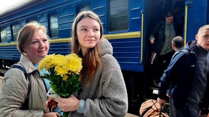 Ukraine, mai 2022. Retrouvailles à la gare de Kiev. (AGATHE MAHUET / FRANCEINFO / RADIO FRANCE)