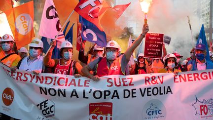 Des salariés de Suez manifestent contre l'offre de rachat de Veolia, le 22 septembre 2020, à Courbevoie (Hauts-de-Seine). (ROMUALD MEIGNEUX/SIPA)