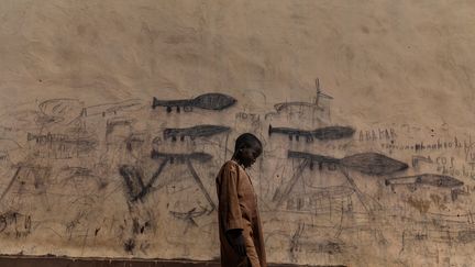 Ce cliché d'un orphelin, tiré de la série "La crise du lac Tchad" du photographe italien Marco Gualazzini, a remporté le premier prix de la catégorie Environnement (série). Comme d'autres enfants, ils sont pour la plupart des réfugiés nigérians qui n'ont connu que la guerre. Le lac Tchad, l'un des plus grands d'Afrique, est en proie à une crise humanitaire depuis 2009 due à des conflits politiques et des facteurs environnementaux (mauvaise irrigation, sécheresse, déforestation, rétrécissement du lac, diminution de la pêche). Cette situation entraîne des conflits entre agriculteurs et éleveurs. Le groupe djihadiste Boko Haram, très présent dans la région, recrute dans les villages. 2,5 millions de personnes ont été déplacées. Marco Gualazzini &nbsp;a réalisé des reportages publiés dans la presse internationale ("L'Espresso" "New York Times"…). (MARCO GUALAZZINI/CONTRASTO)