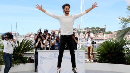 Pierre Niney pour "OSS 117" à Cannes 2021 (VALERY HACHE / AFP)