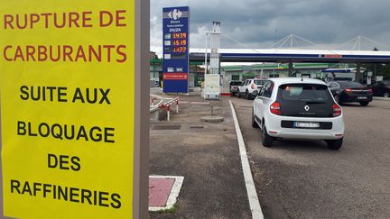 Une station de carburants en rupture de stock à cause du blocage des raffineries et des dépôts à Givors (Rhône), le 11 juin 2018. (MAXPPP)