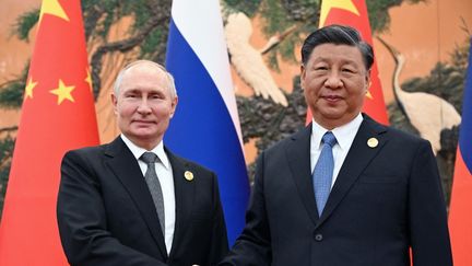 Le président russe Vladimir Poutine avec son homologue chinois Xi Jinping, lors d'une rencontre à Pékin, le 18 octobre 2023. (SERGEI GUNEYEV / AFP)