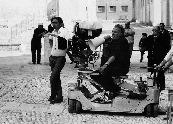 Peppino&nbsp;Rotunno avec Federico Fellini pendant le tournage de "Amarcord" en 1973. (MONDADORI PORTFOLIO / MONDADORI PORTFOLIO EDITORIAL)