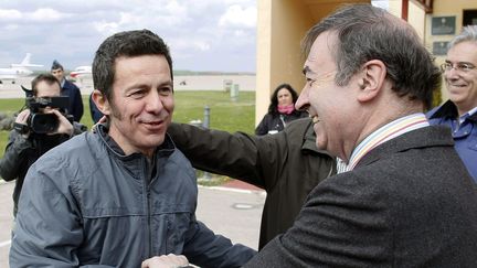 L'ex-otage espagnol Javier Espinosa (&agrave; g.), le 30 mars 2014 &agrave; Torrejon de Ardoz (Espagne), apr&egrave;s sa lib&eacute;ration. (PACO CAMPOS / AFP)