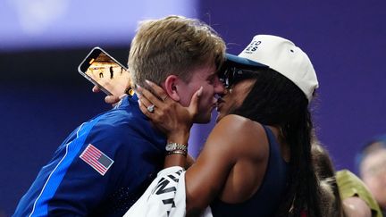 Un couple en or. En août, Tara Davis-Woodhall remportait la médaille d'or olympique du saut en longueur sous les yeux admiratifs de son mari, Hunter Woodhall. Quelques semaines plus tard les rôles se sont inversés. C'est lui qui a remporté l'or sur le 400 m (catégorie T62) avec les encouragements de sa femme. (DIMITAR DILKOFF / AFP)