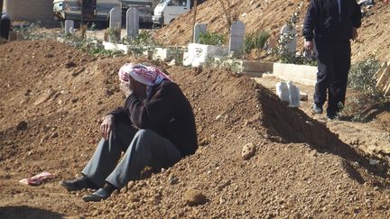Un homme assiste aux fun&eacute;railles de son fils pr&egrave;s de Damas, en Syrie, le 14 novembre 2012. ( REUTERS)