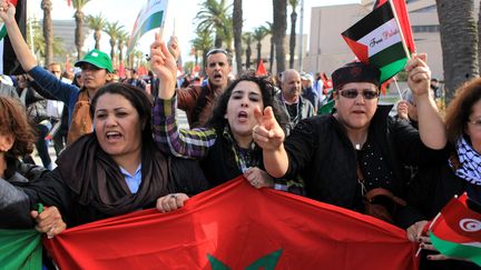 Des Tunisiennes dans la rue pour la marche contre le terrorisme, dimanche 29 mars 2015.&nbsp; (YASSINE GAIDI / ANADOLU AGENCY / AFP)