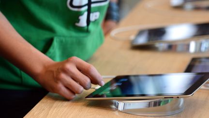 Apple a d&eacute;pos&eacute; le brevet du "tourn&eacute; de page", le 16 novembre 2012 aux Etats-Unis.&nbsp; (PATRICK HERTZOG / AFP)