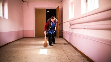 Une femme de ménage nettoie une salle de la faculté de médecine à Oblast de Donesk (Ukraine). Photo d'illustration. (SADAK SOUICI / LE PICTORIUM / MAXPPP)