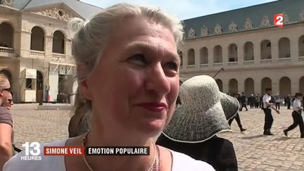 Hommage Simone Veil : des centaines d’anonymes présents aux Invalides.