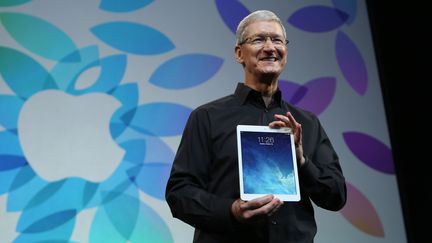 Le patron d'Apple, Tim Cook, pr&eacute;sente le nouvel iPad Air, le 22 octobre 2013 &agrave; San Francisco (Californie, Etats-Unis). (ROBERT GALBRAITH / REUTERS)