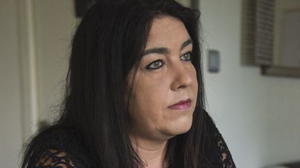 Le procès de Béatrice Huret (ci-contre), ex-sympathisante FN tombée amoureuse d'un migrant de la Jungle de Calais qu'elle a aidé à traverser la Manche, s'ouvre mardi devant le tribunal correctionnel de Boulogne-sur-Mer. (DENIS CHARLET / AFP)