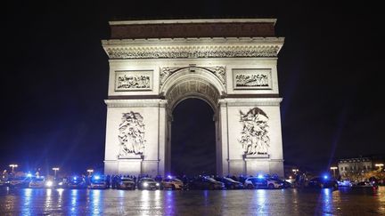 Des policiers rassemblés au pied de l'Arc de triomphe, à Paris, le 14 décembre 2020. (GEOFFROY VAN DER HASSELT / AFP)