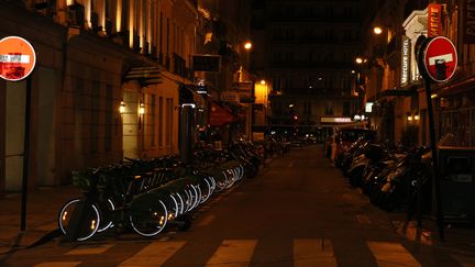 Une rue vide dans Paris sous couvre-feu, le 17&nbsp;octobre 2020. (ALAATTIN DOGRU / ANADOLU AGENCY / AFP)