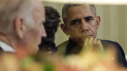 Le président Barack Obama et le vice-président Joe Biden dans le bureau ovale, le 17 octobre 2016.&nbsp; (YURI GRIPAS / AFP)